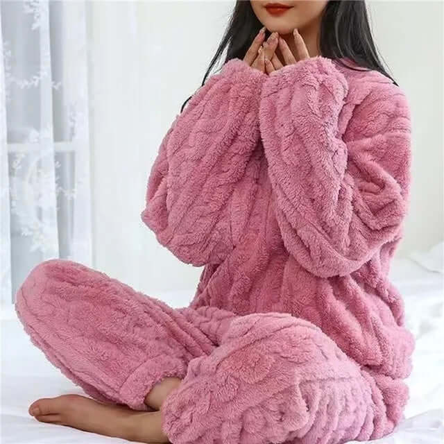 Ensemble pyjama femme chic décontracté, tenue d'intérieur douillette parfaite pour se relaxer avec style.