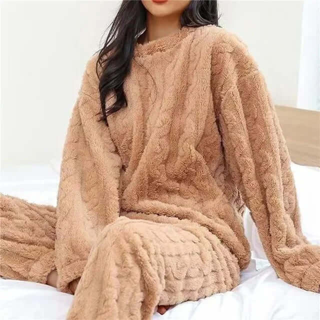 Ensemble pyjama femme élégant et doux, tenue lounge douillette parfaite pour des moments de détente.