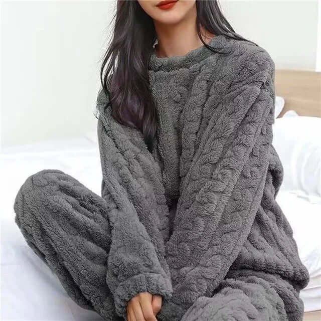 Ensemble pyjama femme complet, pantalon et top douillet, idéal pour le confort absolu à la maison.