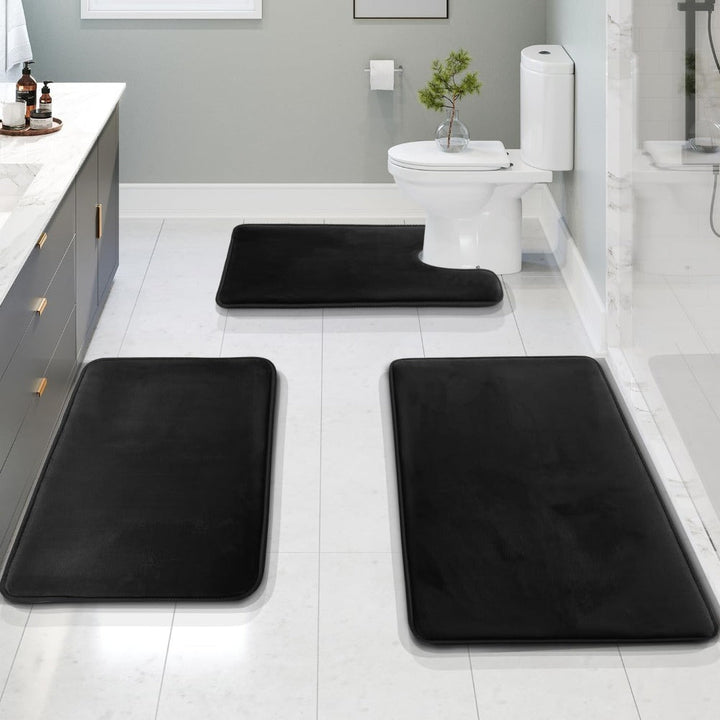 Ensemble de tapis de bain antidérapants et lavables, pour sécurité et confort dans la salle d'eau.