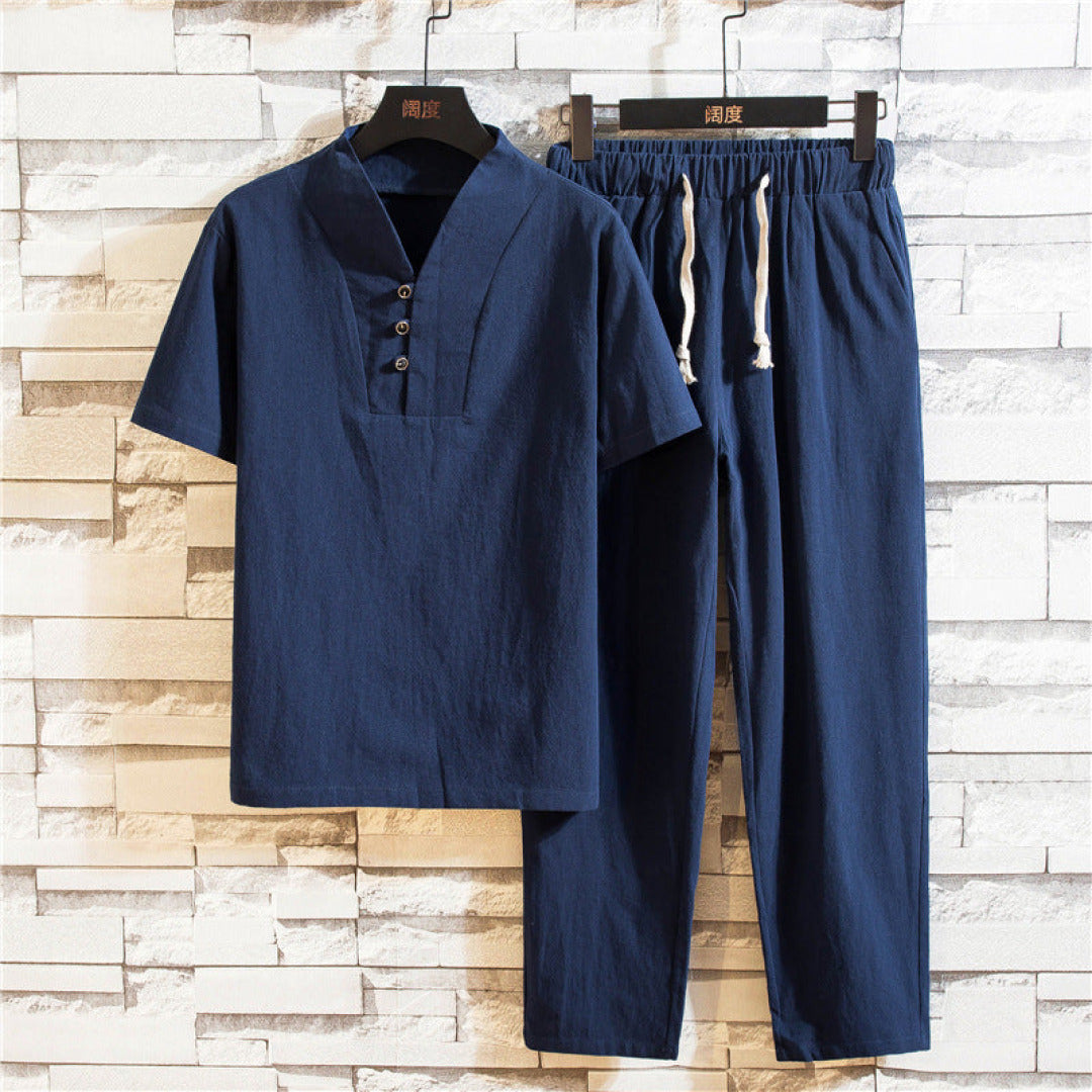 Tenue décontractée homme confortable à manches courtes pour un look casual chic et tendance cet été.