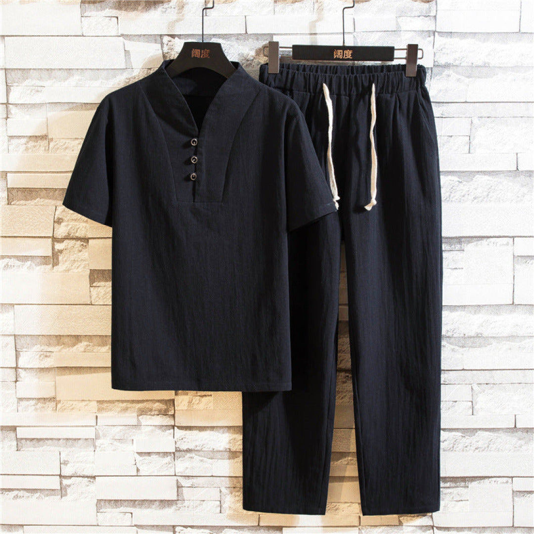 Ensemble court homme élégant et moderne, idéal pour une mode masculine estivale et confortable.