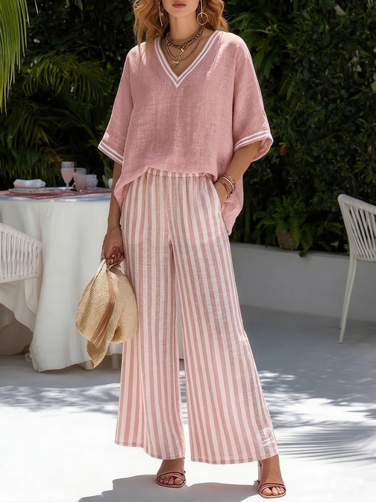 Pantalon large fluide à rayures pour femme, associé à un haut col V. Confort et style décontracté.