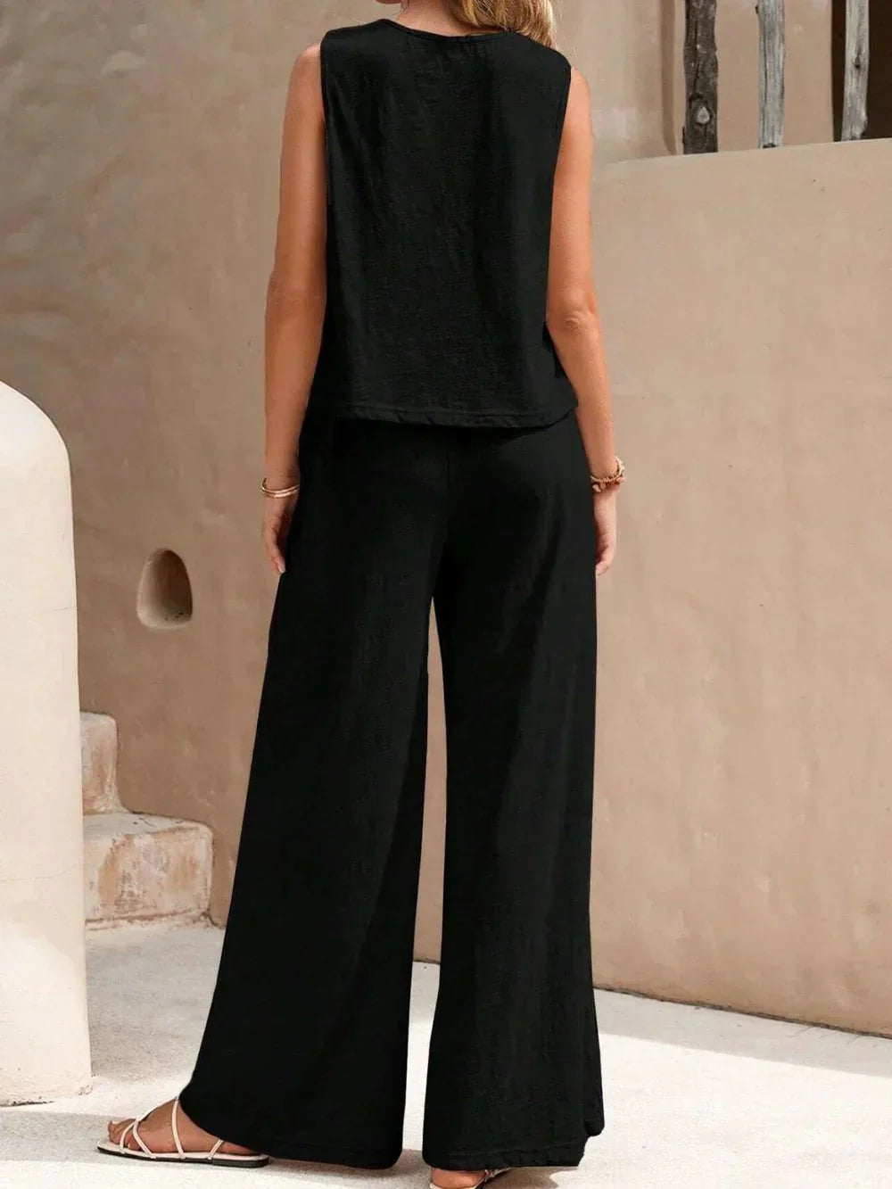 Ensemble deux pièces femme décontracté, sans manches. Prêt-à-porter moderne, confortable pour la mode été.