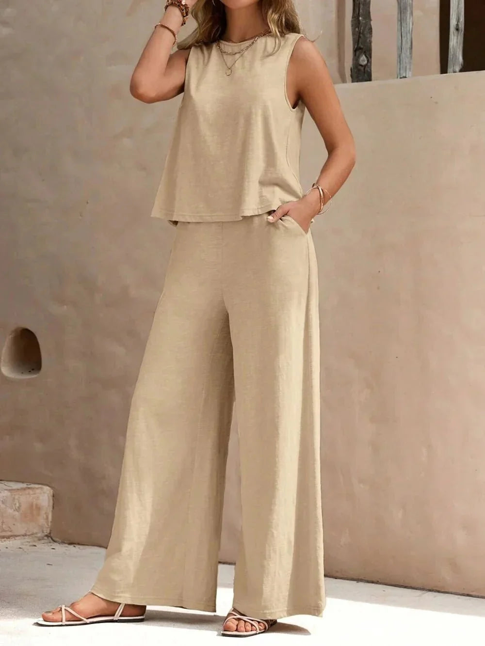 Vêtement femme décontracté, ensemble sans manches avec pantalon large fluide. Tendance mode été confortable.