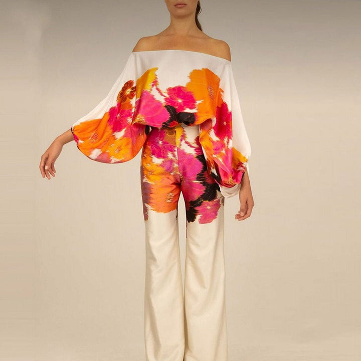 Femme élégante portant l'ensemble deux-pièces asymétrique, pantalon large et haut tendance pour un look estival.