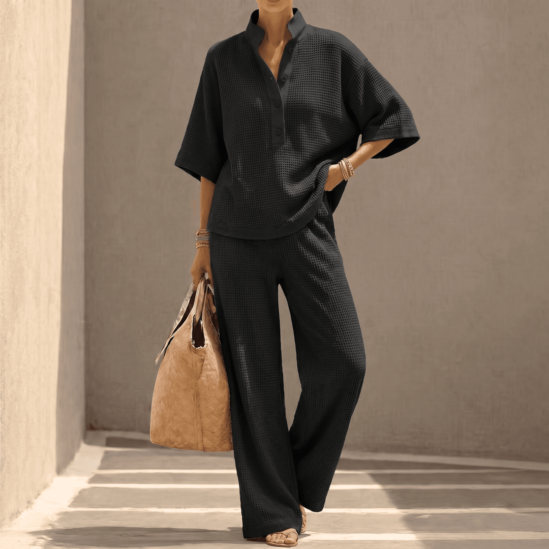 Ensemble femme deux pièces décontracté chic, haut col Henley manches chauve-souris et pantalon large confortable.