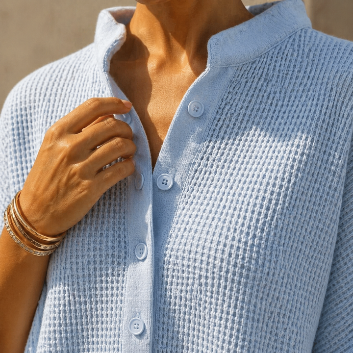 Ensemble femme deux pièces avec haut col Henley et pantalon large. Tenue décontractée chic et confortable.