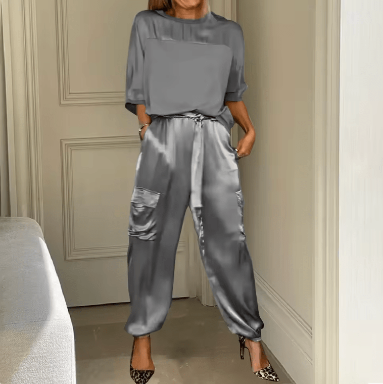 Tenue femme deux pièces polyvalente, pantalon cargo et haut ample pour un look chic et décontracté.
