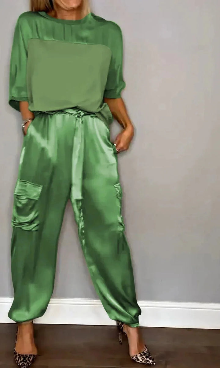 Ensemble femme confortable deux pièces, pantalon cargo et haut ample, idéal pour le quotidien.