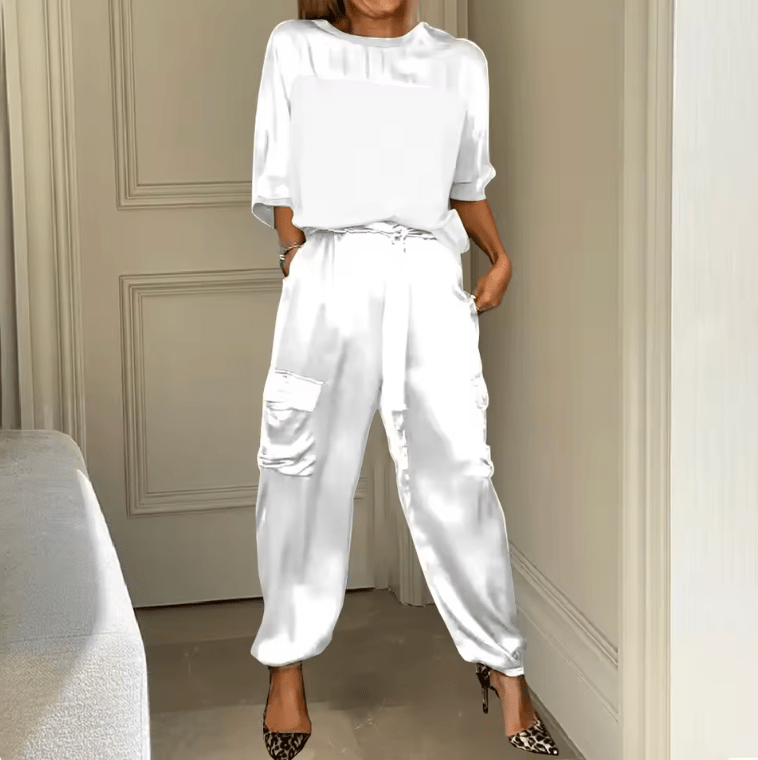 Haut ample femme et pantalon cargo, ensemble deux pièces élégant pour tenue décontractée et confortable.
