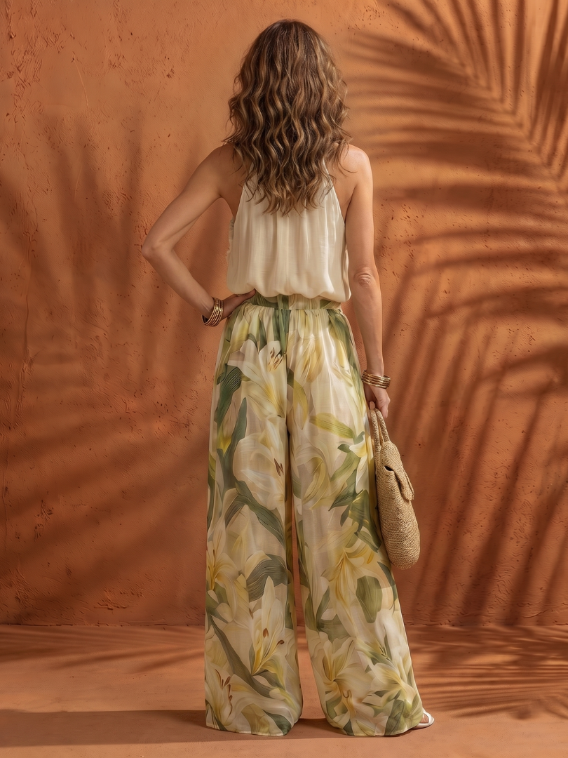 Sublime ensemble femme deux pièces estival, style bohème chic. Top dos nu et pantalon palazzo fluide imprimé floral.