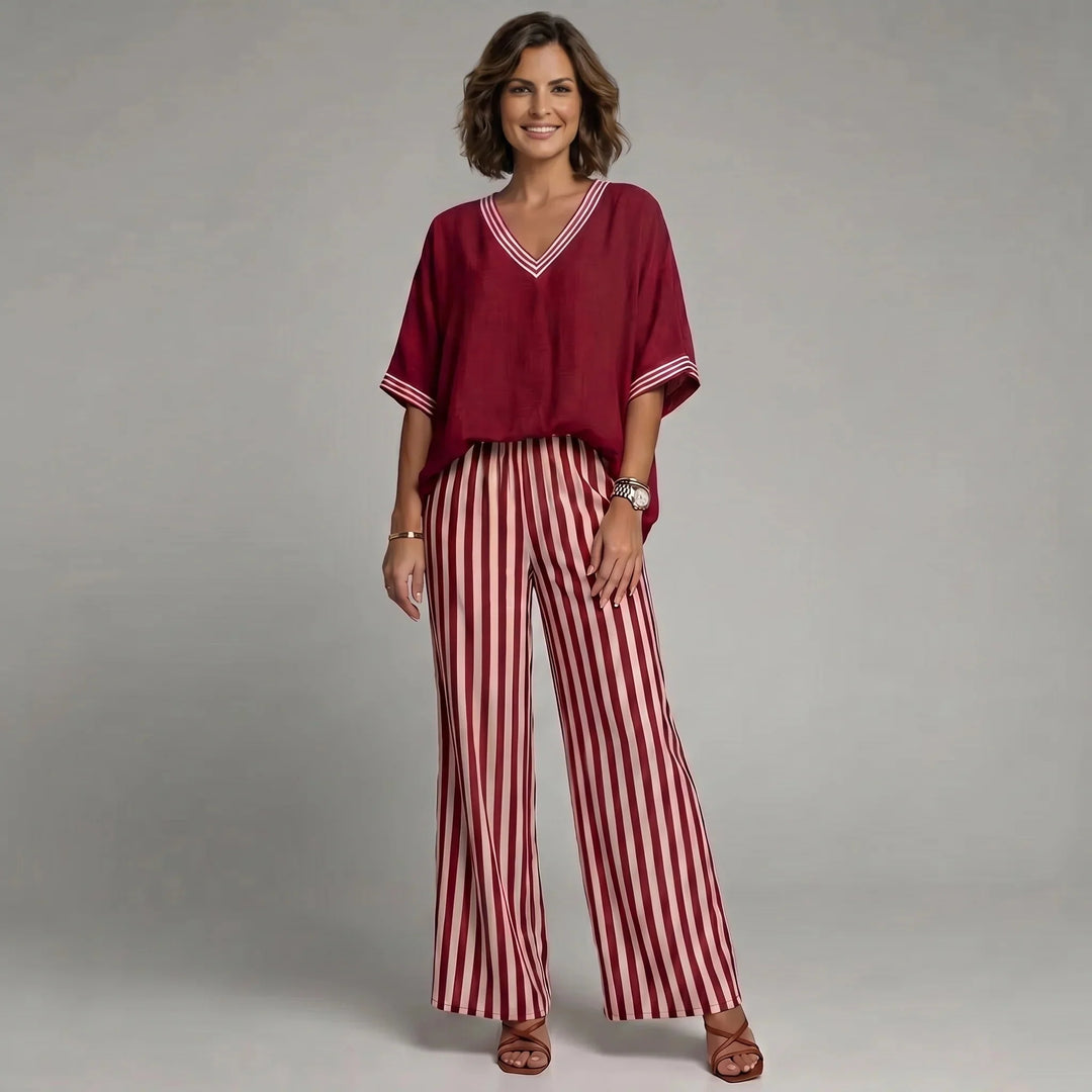 Ensemble femme élégant : pantalon large rayé et haut col V fluide. Tenue décontractée chic pour l'été.
