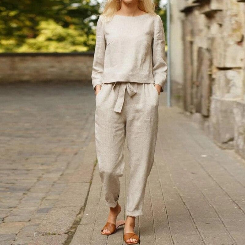 Ensemble pantalon décontracté femme deux pièces, chic et confortable. Tenue casual élégante, mode féminine.