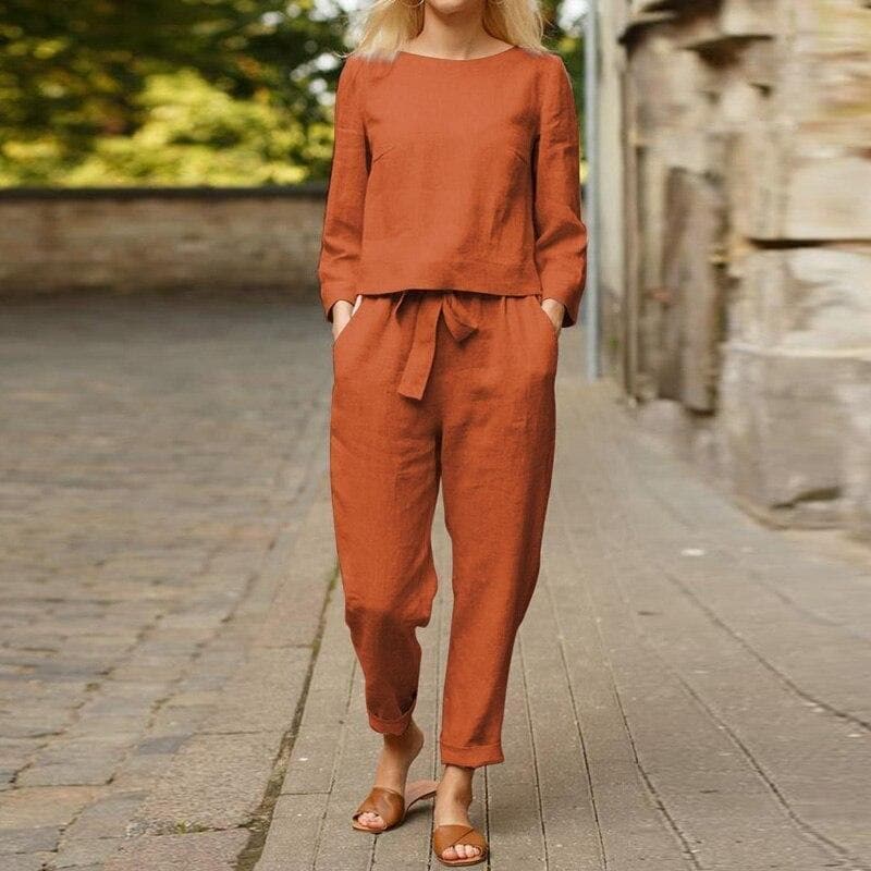 Tenue décontractée femme avec pantalon taille haute et haut assorti. Ensemble chic et moderne pour le confort.