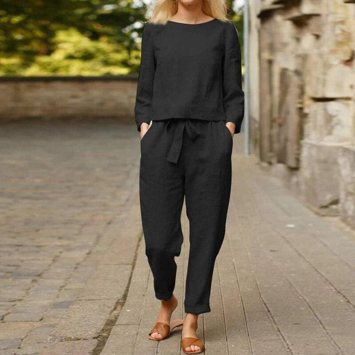 Modèle femme portant un ensemble pantalon chic décontracté. Confort et élégance pour une tenue deux pièces moderne.