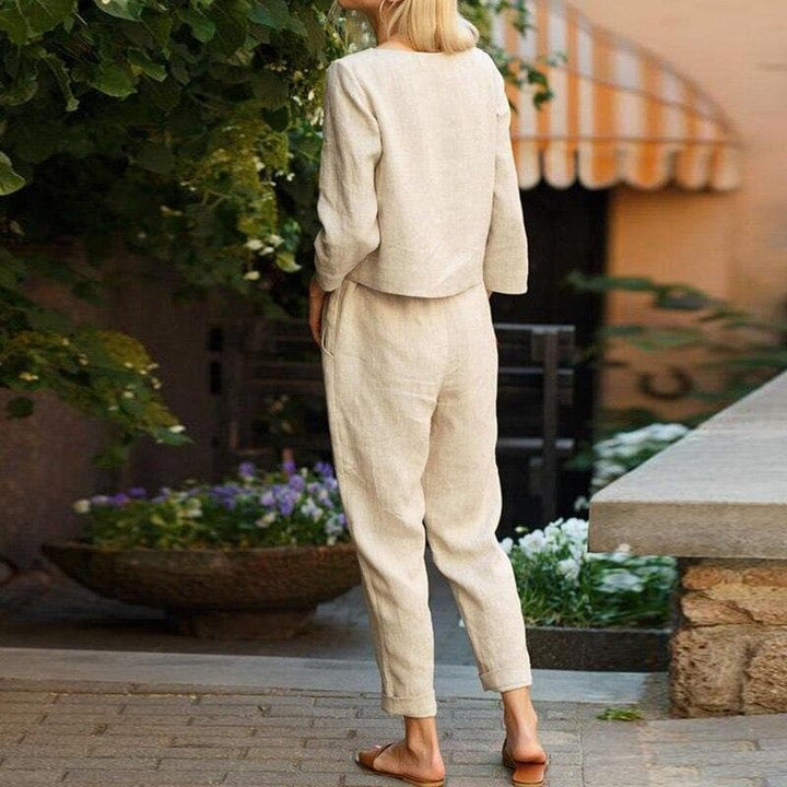 Ensemble femme deux pièces, pantalon décontracté et haut assorti. Style et confort pour la mode féminine actuelle.
