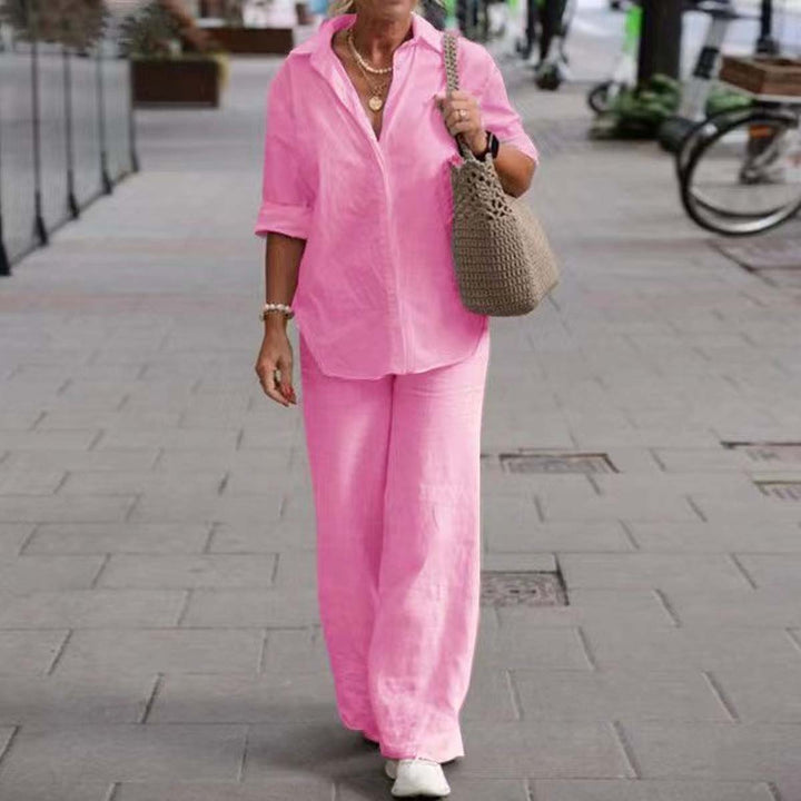 Mode décontractée femme : ensemble pantalon et haut, chic et confortable, parfait pour un style relaxé.