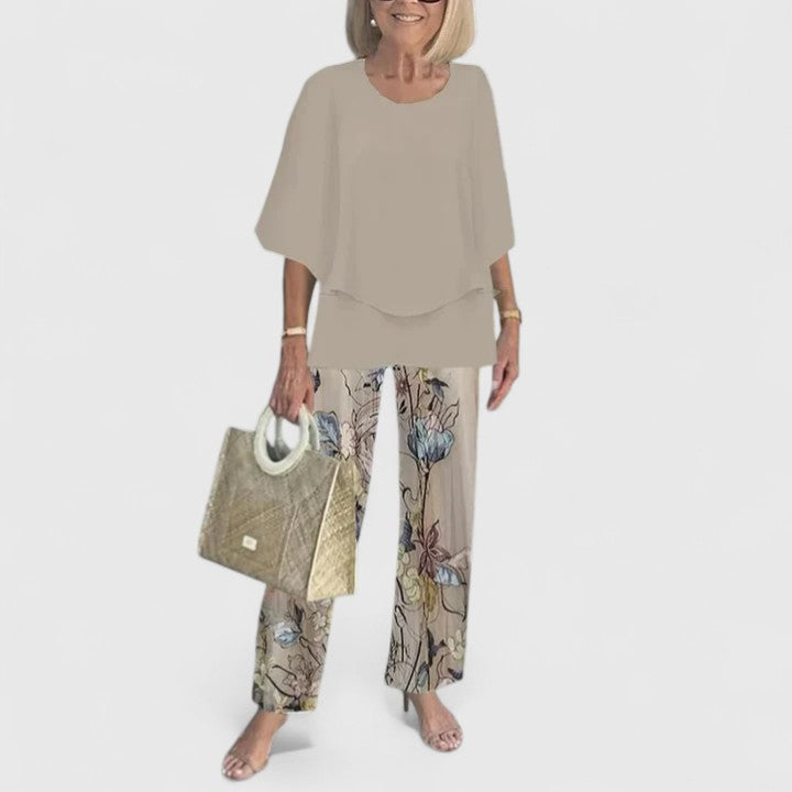 Femme élégante portant un ensemble pantalon décontracté chic, prêt-à-porter moderne alliant confort et style.