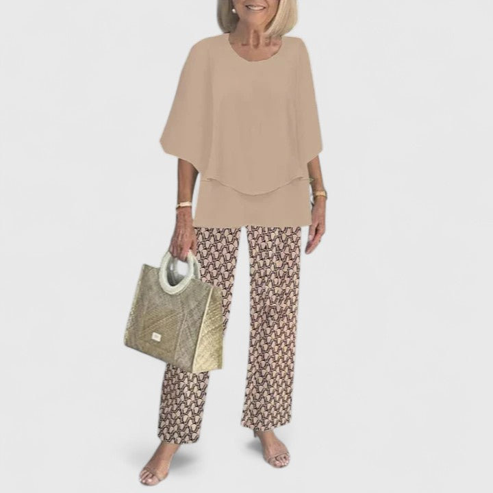 Modèle présentant un ensemble pantalon femme décontracté chic, tenue deux pièces moderne, confortable et stylée.