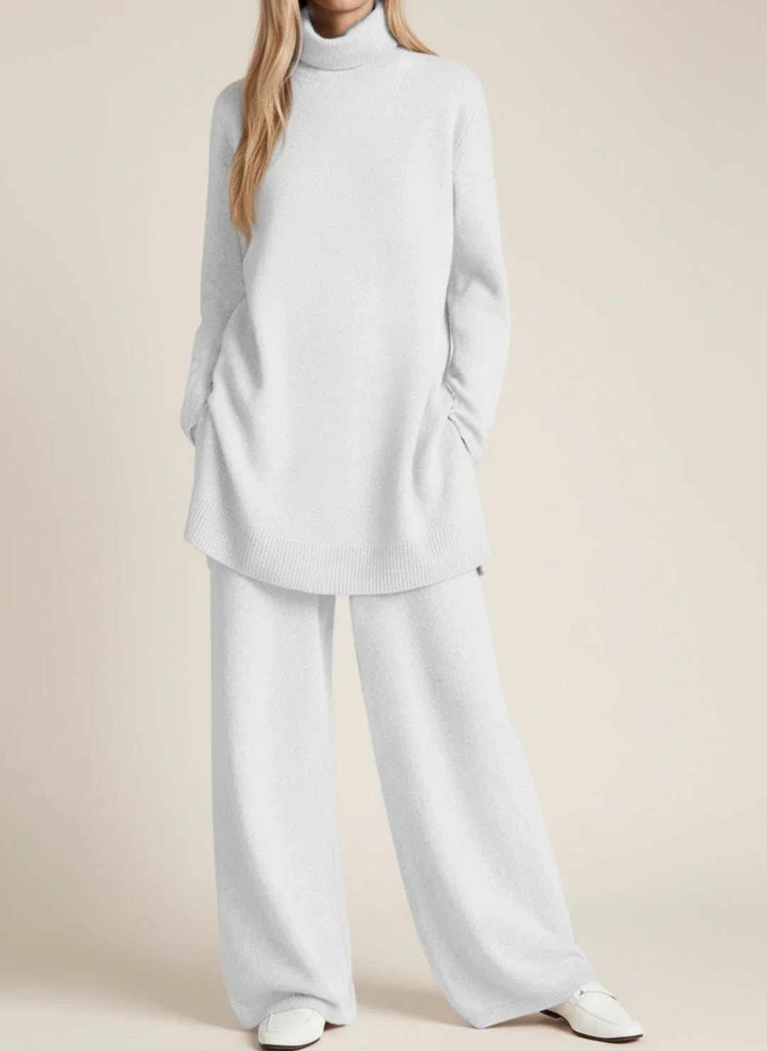 Tenue femme décontractée élégante : top col roulé et pantalon large. Style fluide pour un confort chic au quotidien.