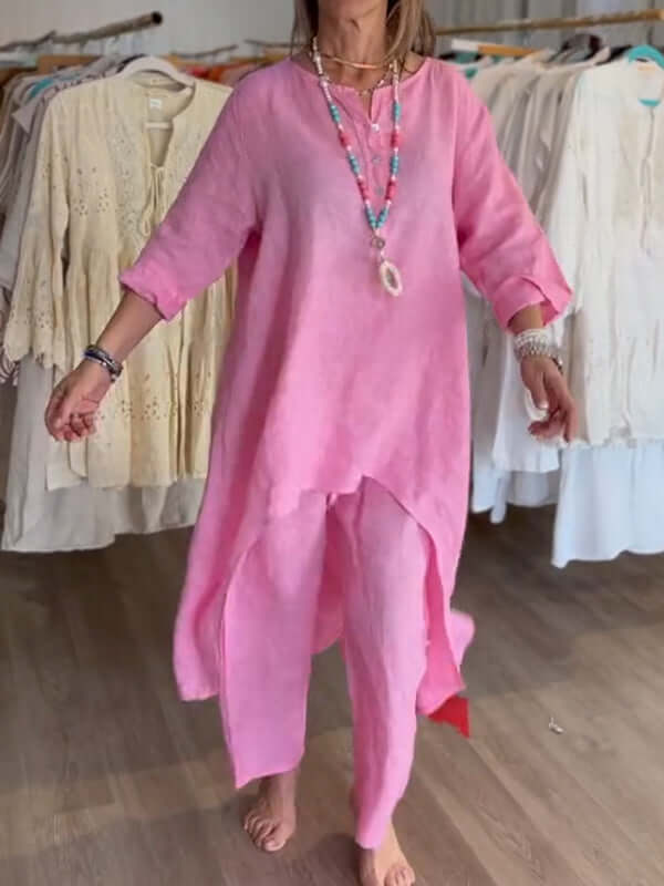 Femme marchant en ensemble fluide décontracté, tenue deux pièces confortable, mode polyvalente et pratique.
