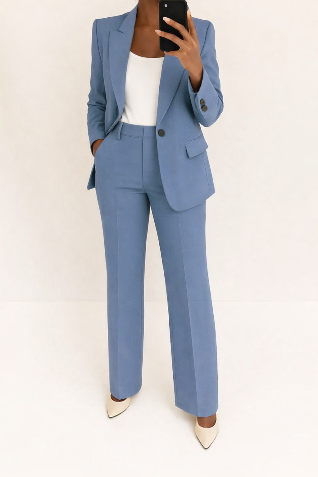 Ensemble tailleur femme ajusté, blazer et pantalon. Tenue de bureau chic et professionnelle pour mode féminine élégante.