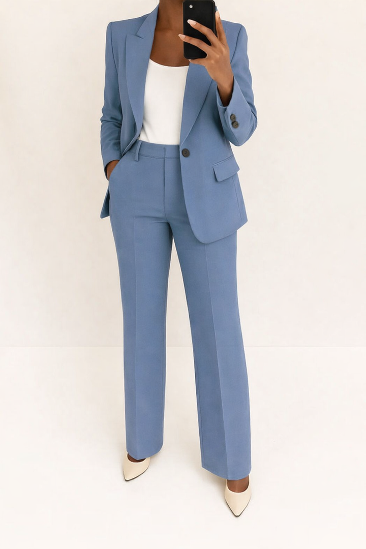 Ensemble tailleur femme ajusté, blazer et pantalon. Tenue de bureau chic et professionnelle pour mode féminine élégante.