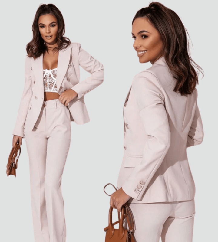Ensemble professionnel féminin, blazer double boutonnage structuré et pantalon élégant.