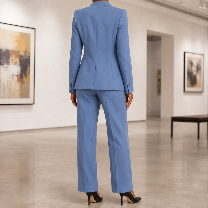 Mode féminine : tailleur blazer et pantalon, chic et confortable pour le travail.