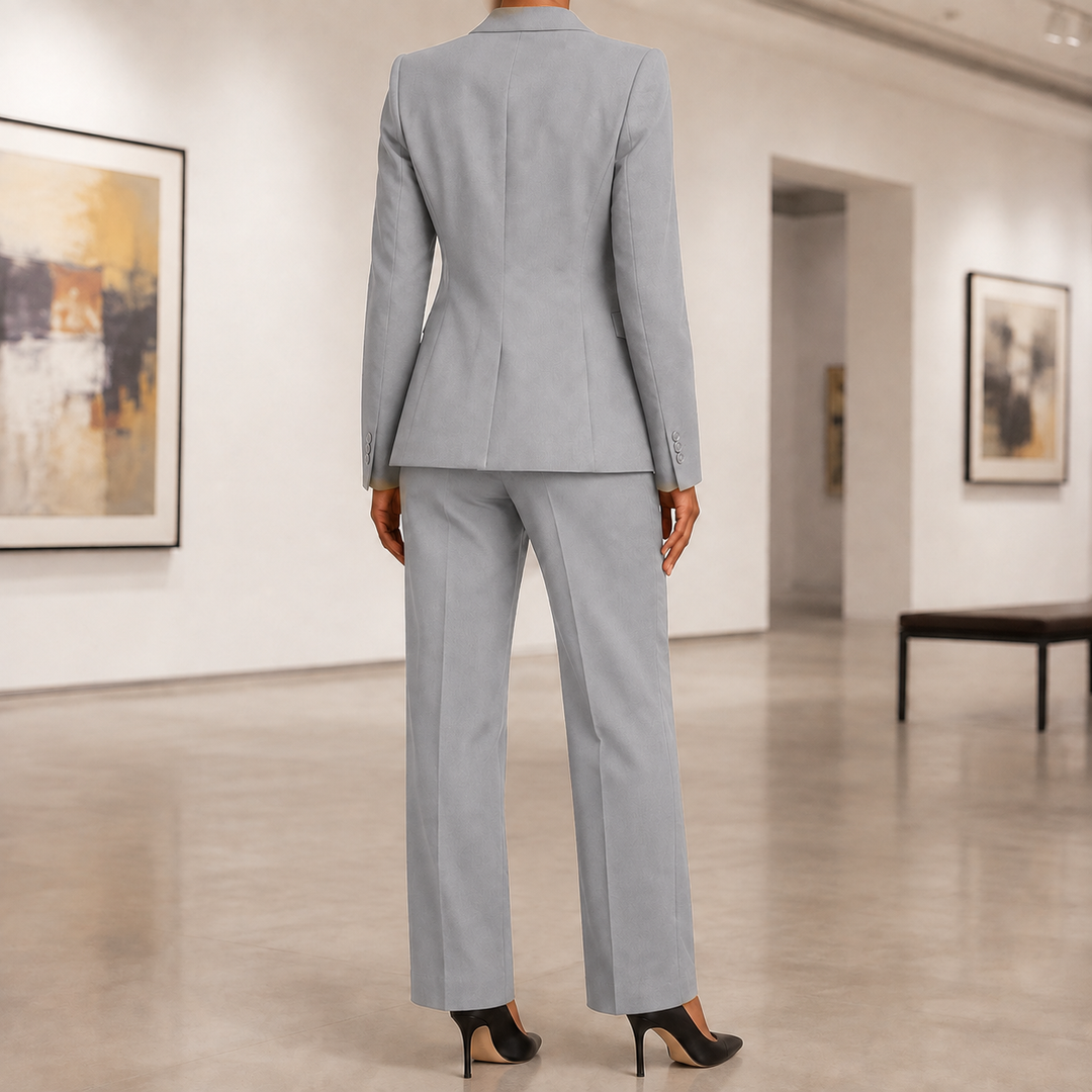 Tailleur pantalon femme : idéal pour un style professionnel, élégant et confortable.