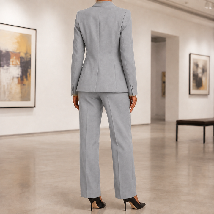 Tailleur pantalon femme : idéal pour un style professionnel, élégant et confortable.