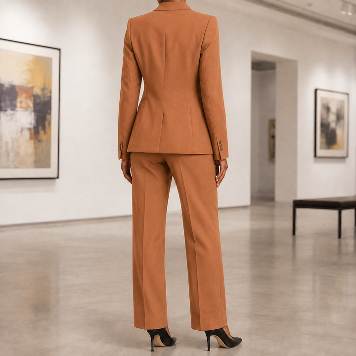 Tailleur femme sophistiqué : blazer et pantalon, idéal pour un look chic et raffiné.