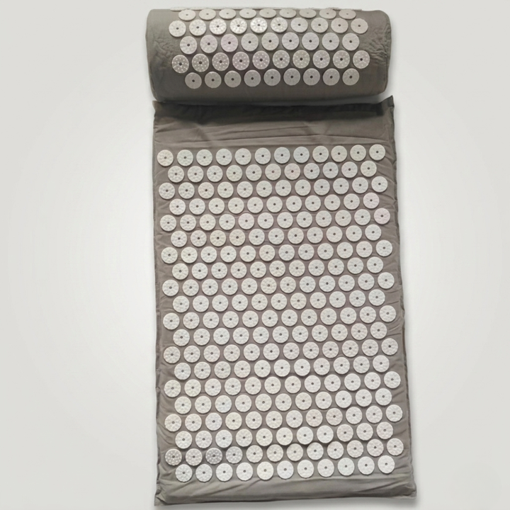 Détendez-vous avec ce tapis d'acupression ergonomique et son coussin, idéal pour le soulagement des douleurs.