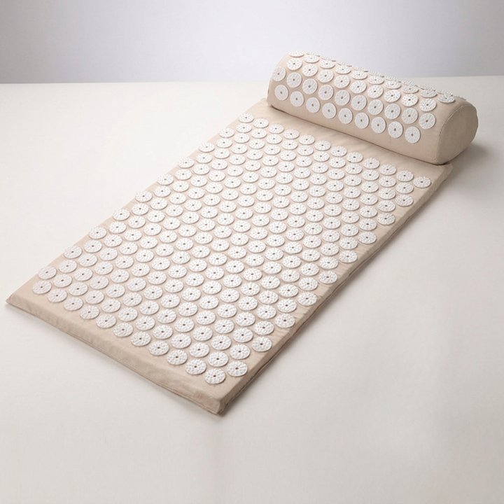 Tapis d'acupression portable avec coussin, parfait pour soulager les douleurs et favoriser la relaxation.