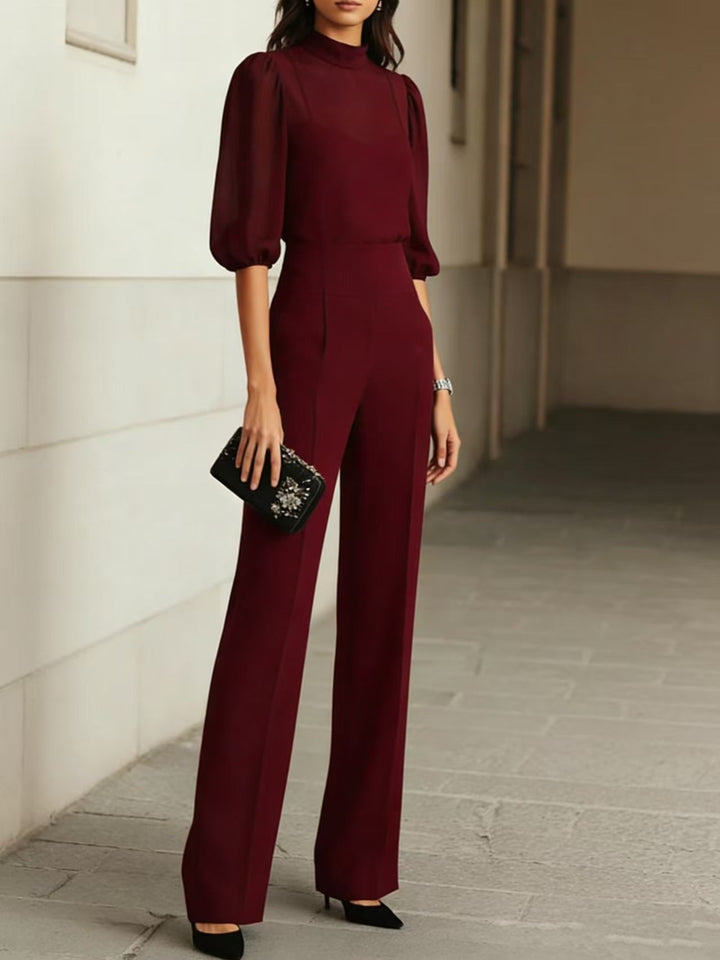 Zoom sur le détail du pantalon large taille haute et la texture de la blouse transparente de l'ensemble femme.