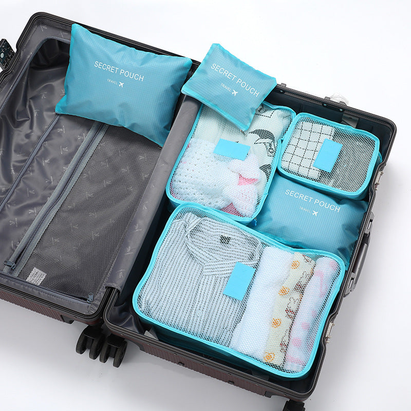 Packing cubes universels organisateurs de voyage dans une valise. Rangement optimisé pour vêtements et accessoires.