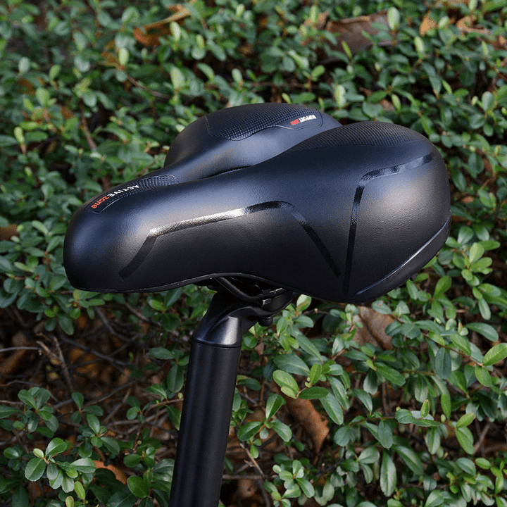 Selle de vélo SoftRide noire, prête à offrir un confort ergonomique et anti-douleur pour vos aventures cyclistes.
