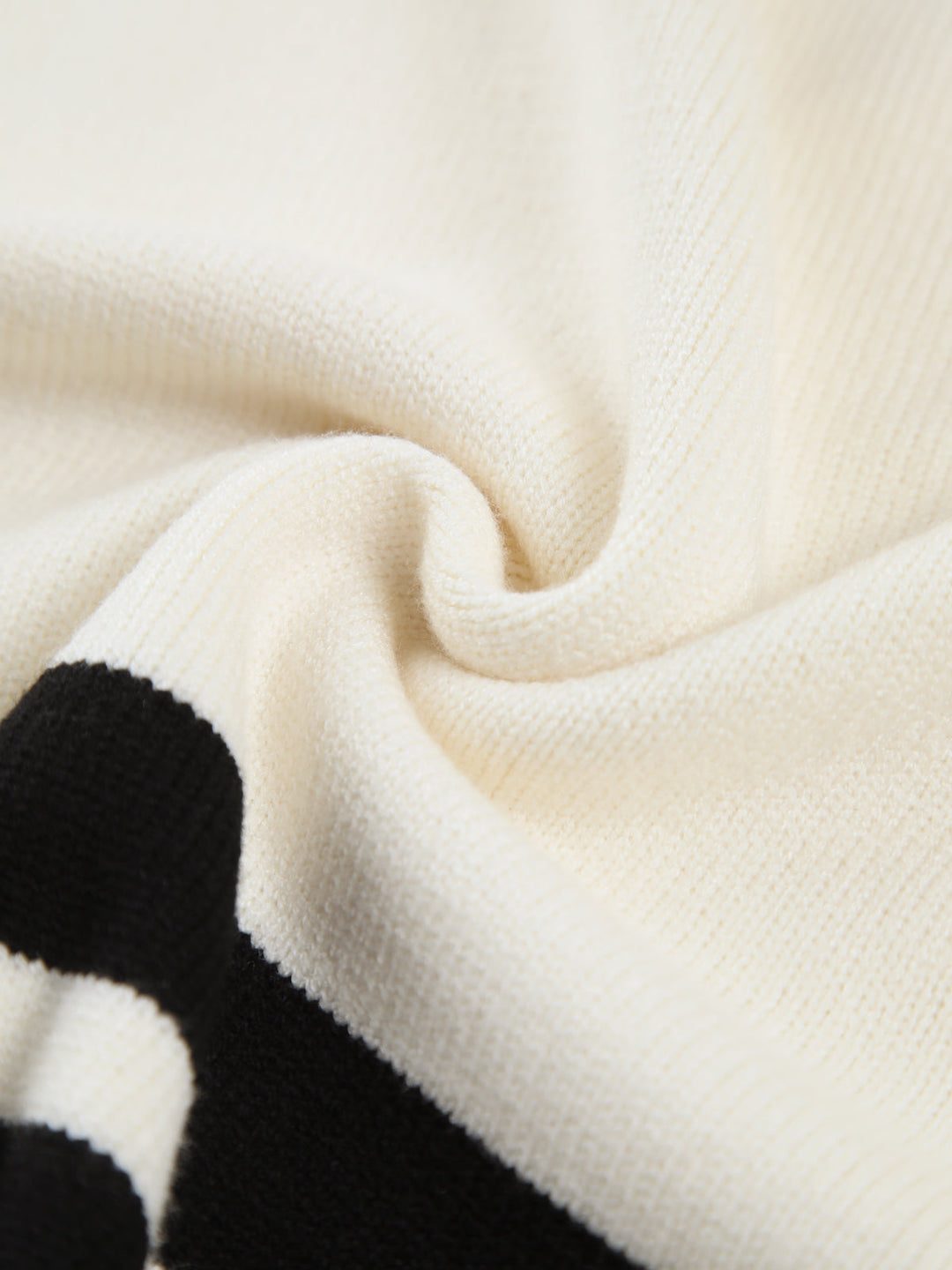 Pull oversize blanc rayé femme avec col montant. Chaleur et style pour les journées fraîches d'automne.