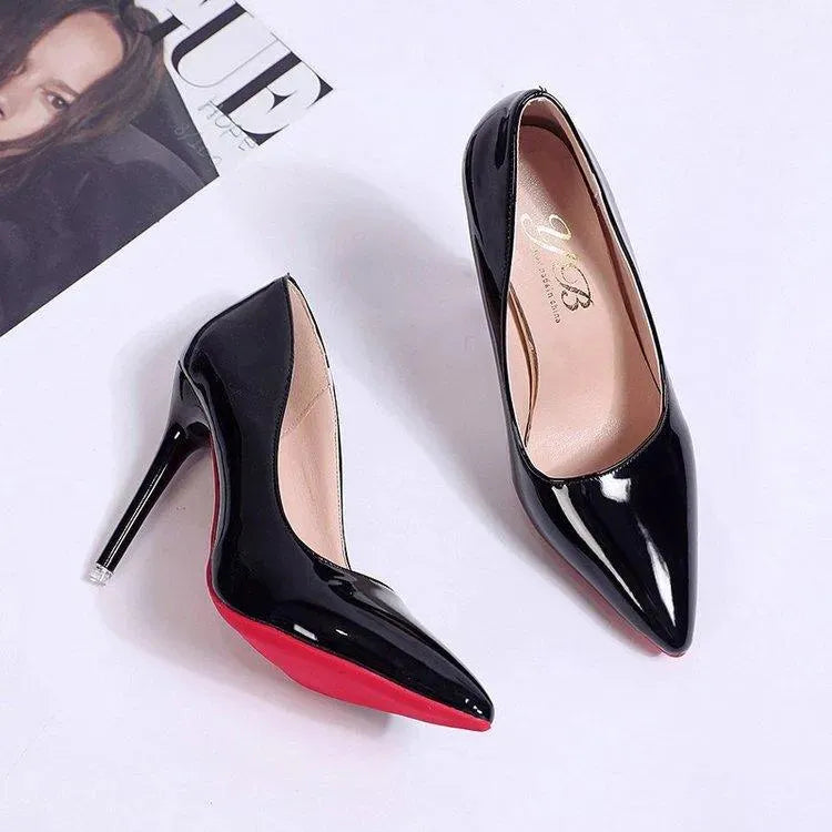 Escarpins femme noirs brillants, plateforme et talon aiguille. Confort et élégance assurés pour soirée.