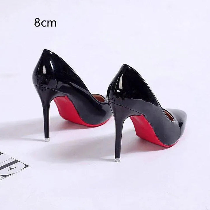 Vue latérale d'escarpins femme noirs, plateforme visible, talon aiguille pointu. Chaussure chic.