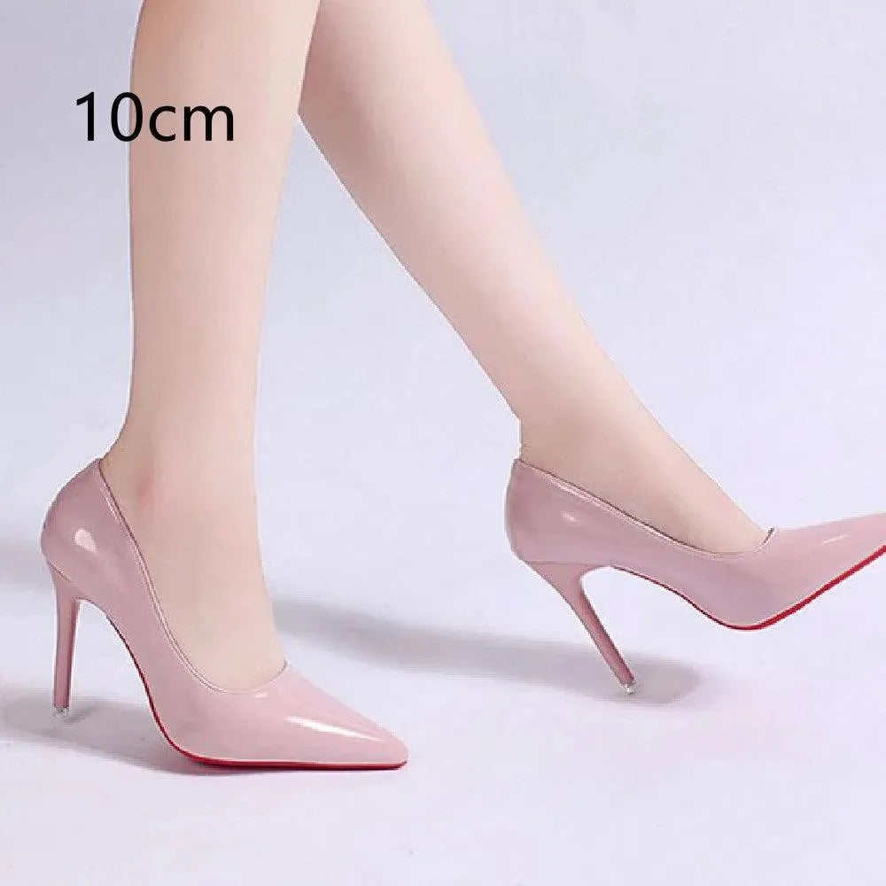 Escarpins femme à bout pointu, talon aiguille élégant et plateforme. Chaussures chics pour femme.