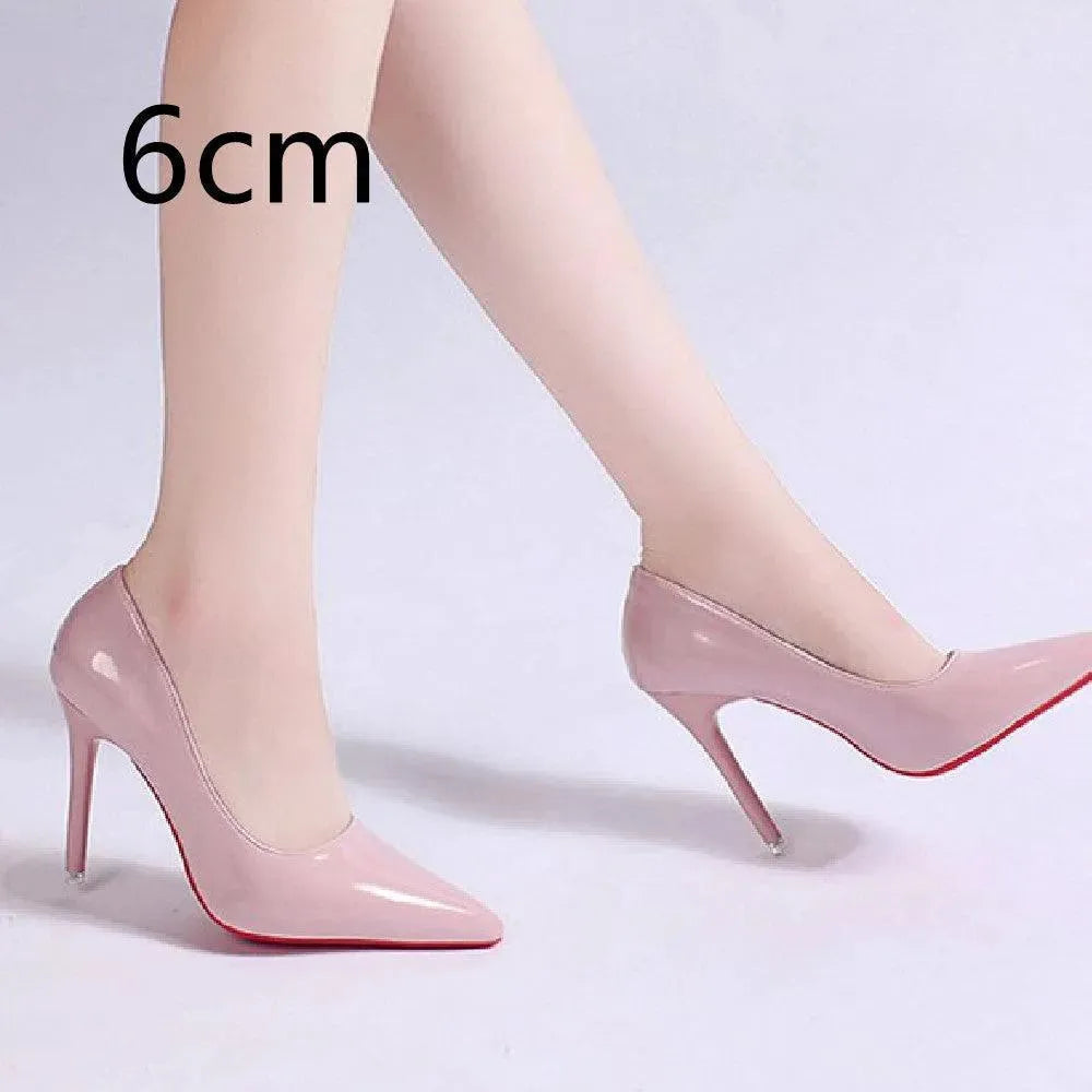 Escarpins femme élégants avec plateforme et talon aiguille. Design chic offrant confort pour toute la journée.