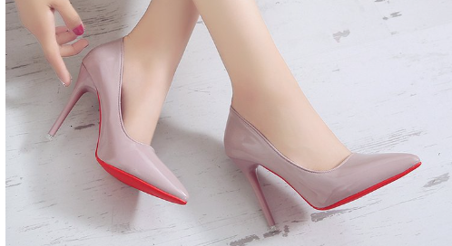 Paire d'escarpins femme noirs à talons aiguilles, plateforme discrète. Idéaux pour look élégant.