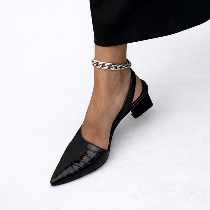 Escarpins orthopédiques à talon carré pour femmes, offrant confort et élégance. Idéal pour la mode urbaine.