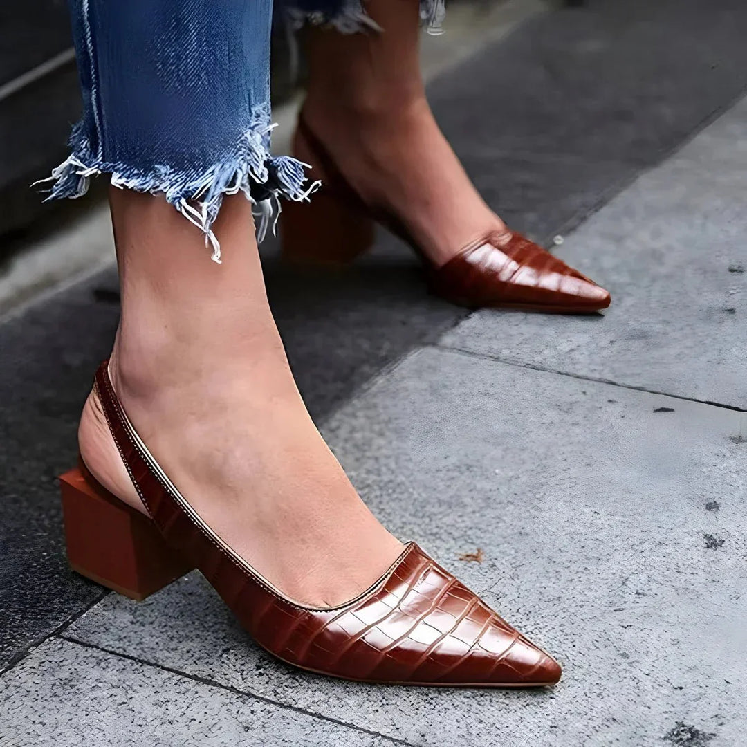 Chaussures ville femme chic, escarpins à talon carré. Idéal pour un look tendance et un confort absolu.