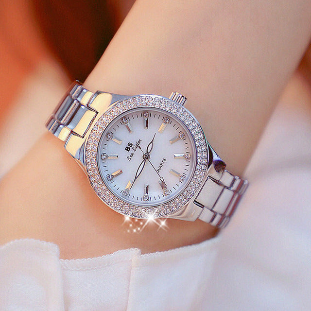 Montre femme à quartz élégante 32 mm couleur argent, bracelet acier. Accessoire chic et moderne pour poignet.