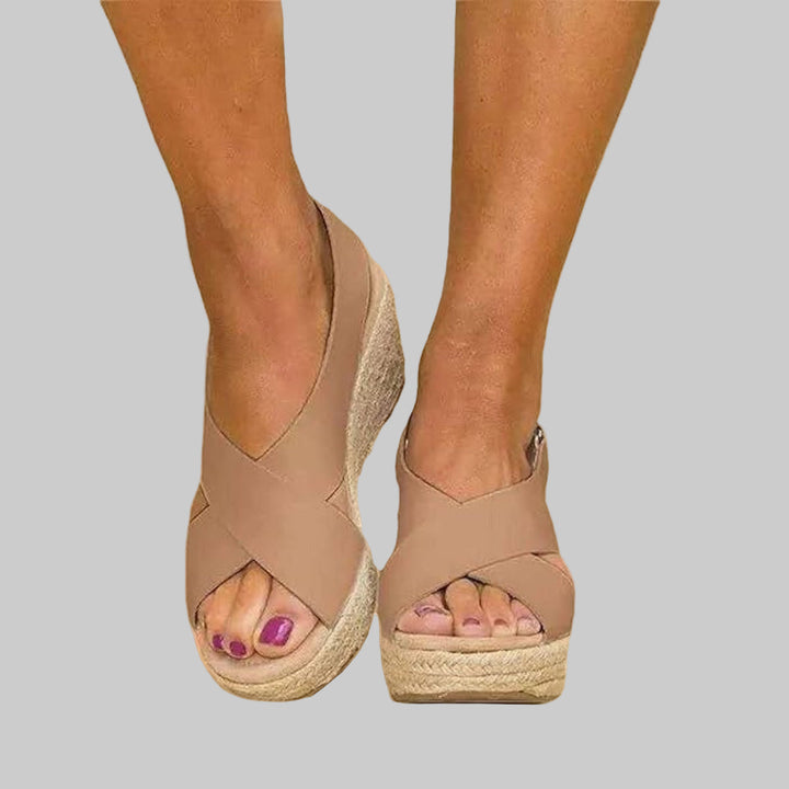 Espadrilles compensées femme élégantes à brides croisées, idéales pour un confort estival et un style chic.