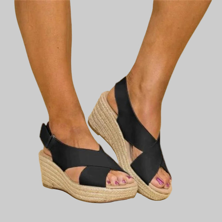 Chaussures d'été femme, espadrilles compensées avec brides croisées pour un look élégant et décontracté.