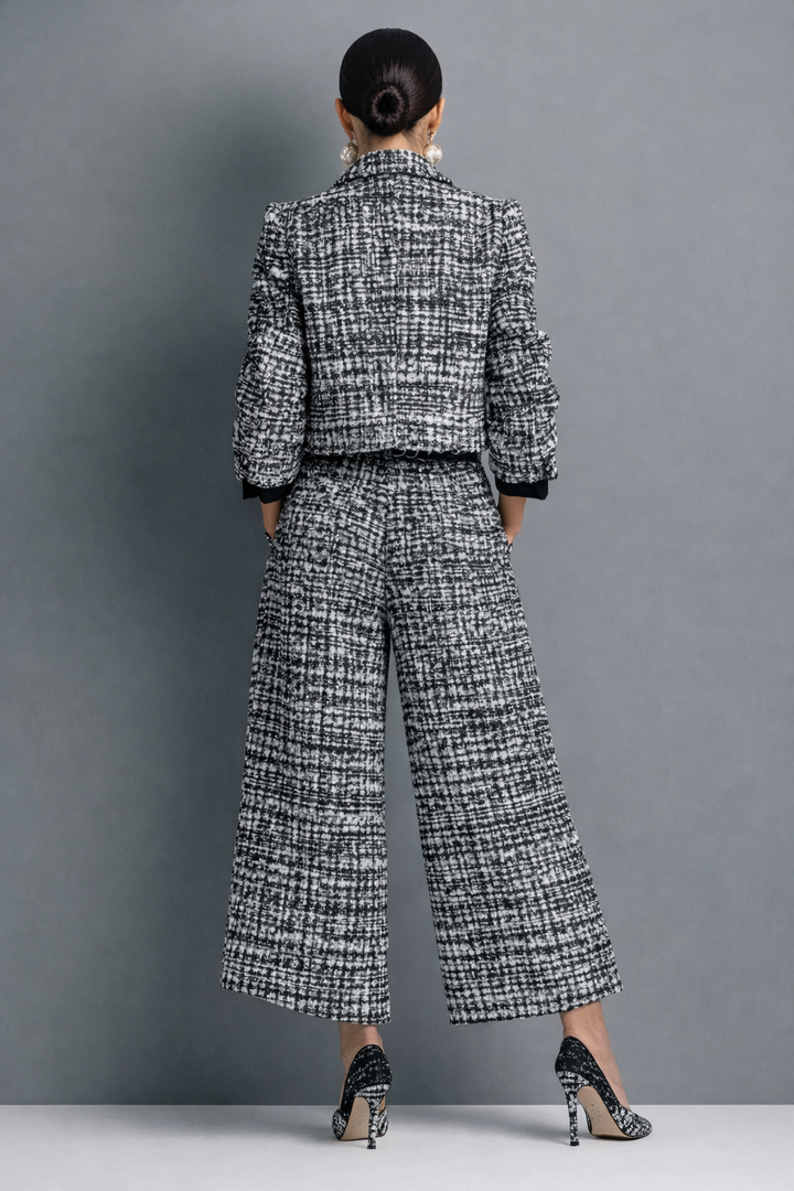Veste courte et pantalon large en tweed pour femme, un ensemble professionnel élégant et moderne.